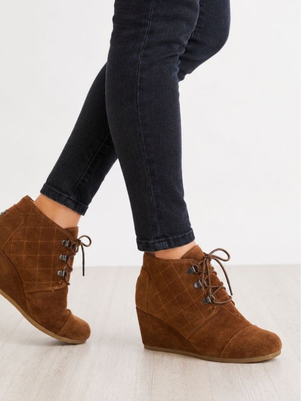 TOMS Quilted Desert Wedge Booties Brown Suede Faux Shearling Lace Up Women’s 7.5
